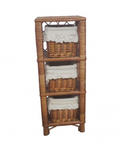 Estante de mimbre elaborado con cestas y telas