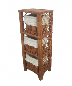 Estante de mimbre elaborado con cestas y telas